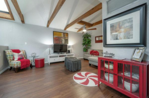 Hidden Couples loft Retreat in heights foodie district
